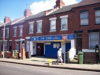 5-Kenilworth Road, Luton:
Fotoğrafta legal girişi görülen Luton Town'ın Stadyumunun etraftaki barlardan kaçak girişleri de bulunuyor.